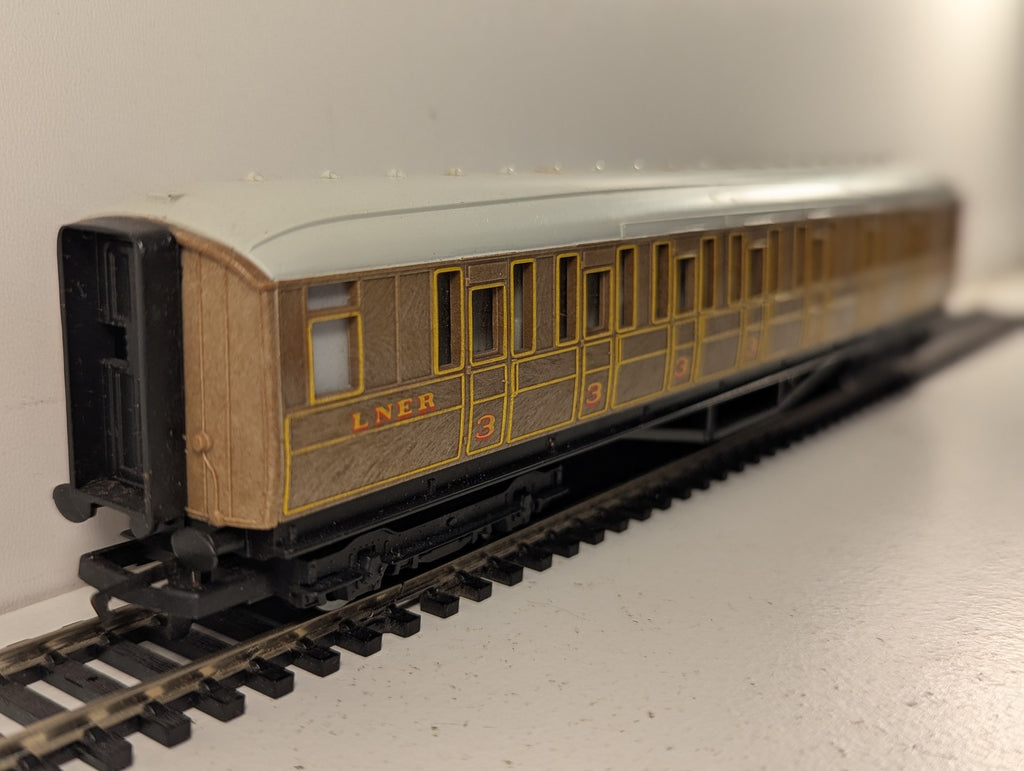 Hornby OO Gauge Gresley LNER Composite Coach Passenger Coach 22357 LNER Teak