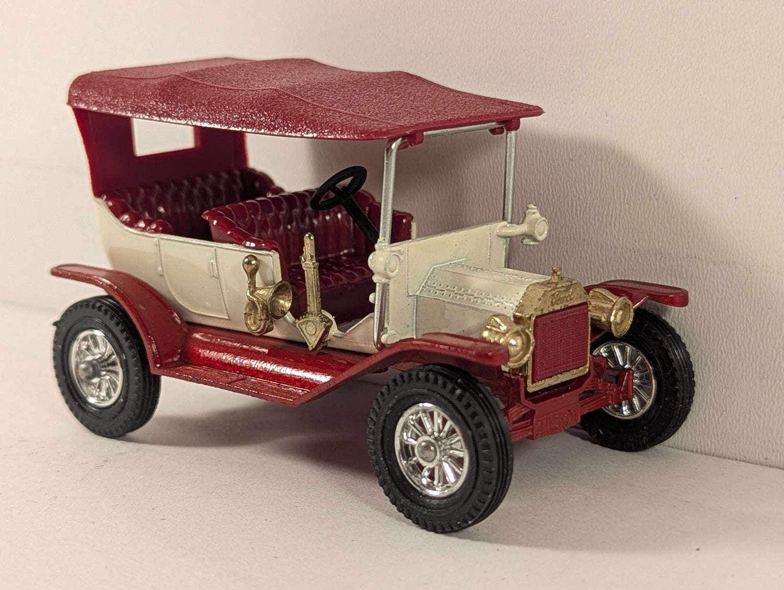 Matchbox 1911 Model "T" Ford Die-cast Vehicle White and Red Y-1