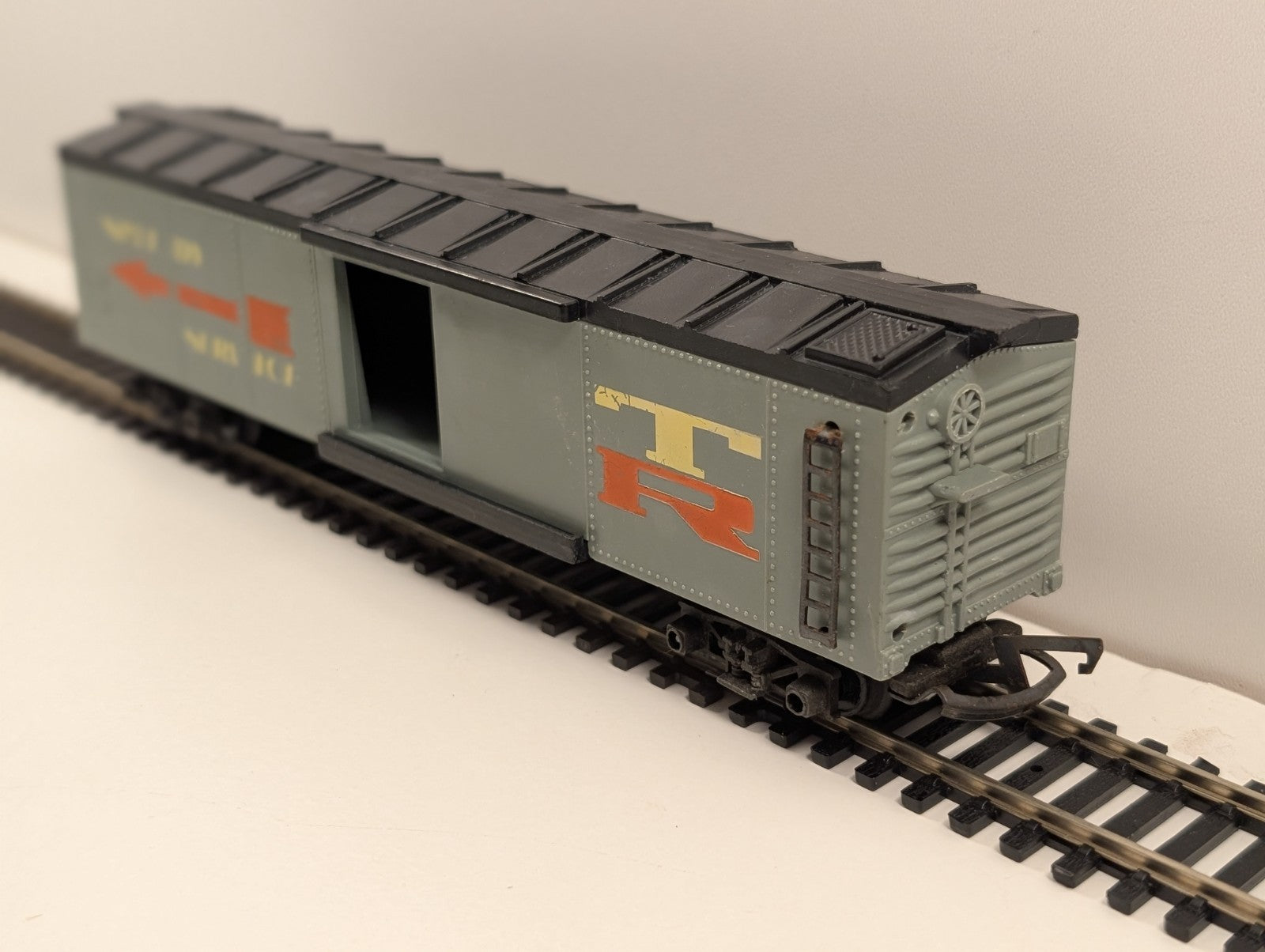 Tri-ang R136 OO Gauge “Speedy Service” Boxcar – Missing Door