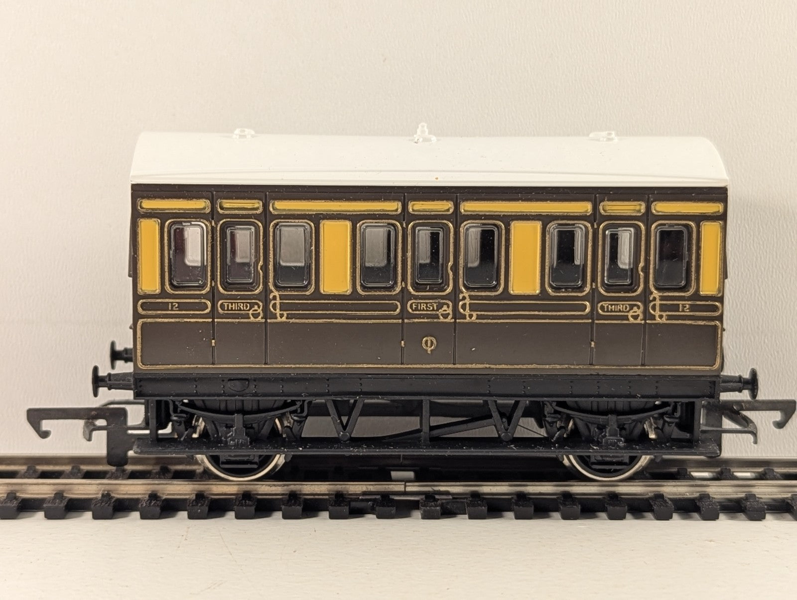 Hornby R213 OO Gauge GWR 4 Wheel Coach - Boxed