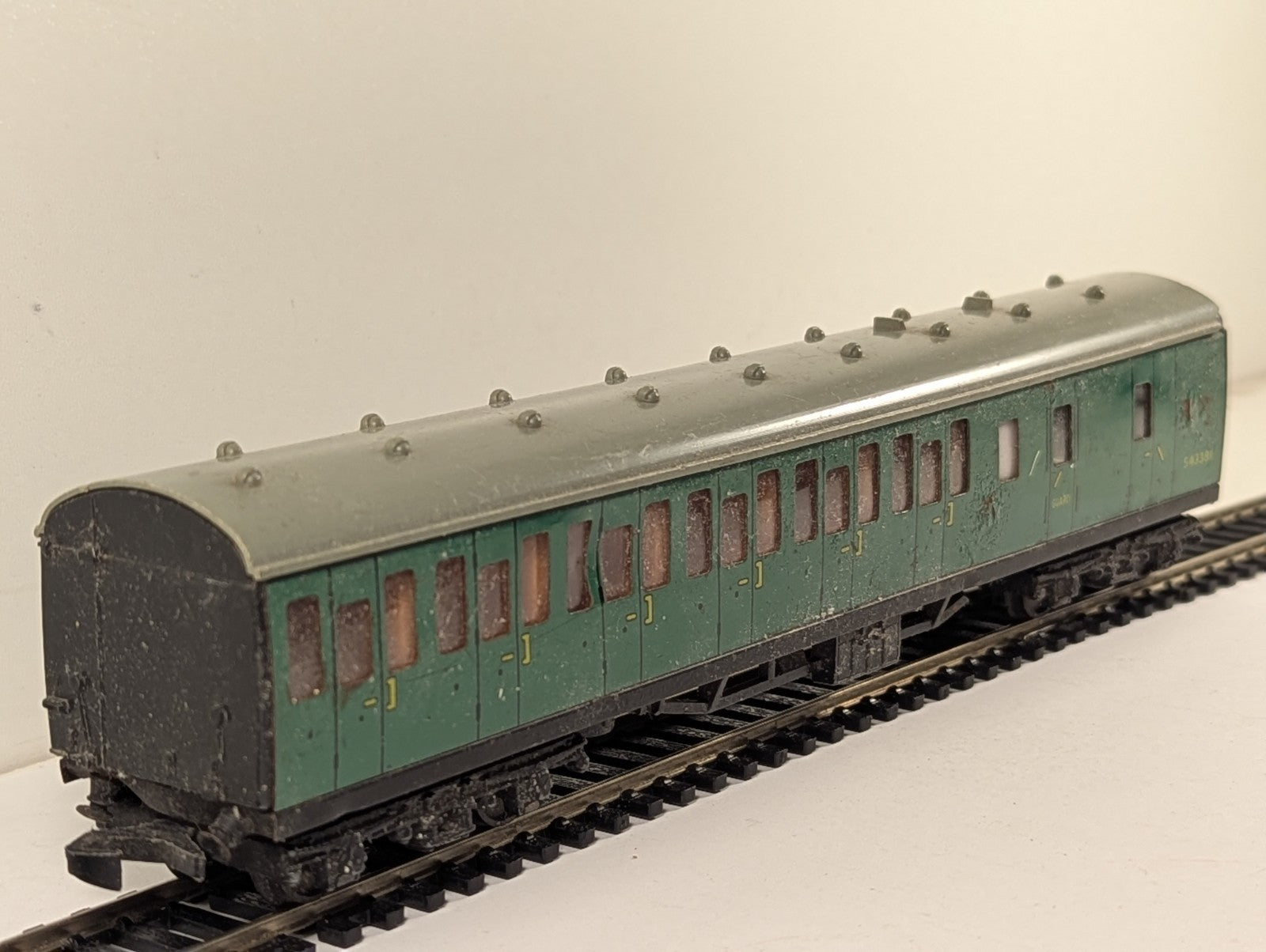 Hornby Dublo 4081 BR Green Suburban Composite Brake Coach OO Gauge - Damaged