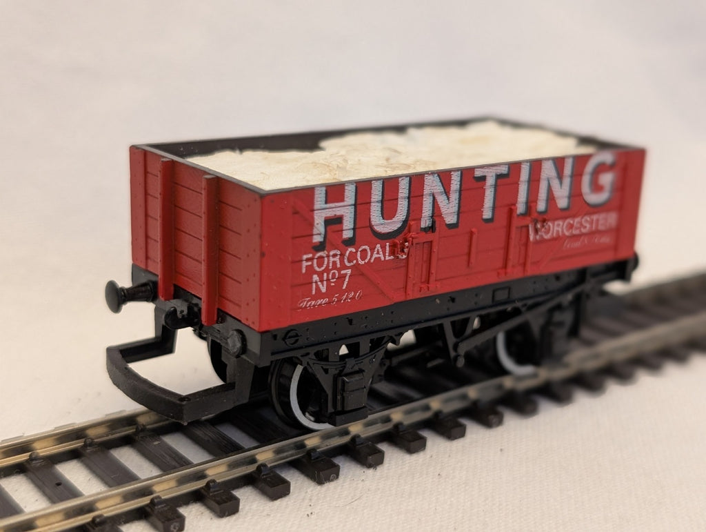 Hornby OO Gauge Private Owner 5-Plank Open Wagon 'Hunting' 7