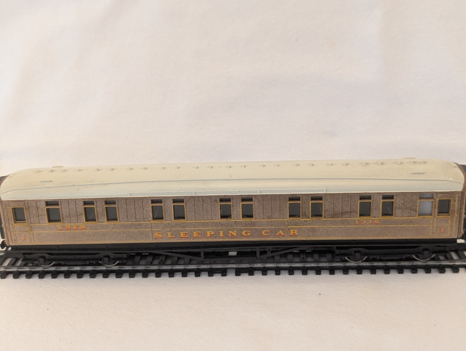 Hornby R430 OO Gauge LNER Sleeping Car No. 1237