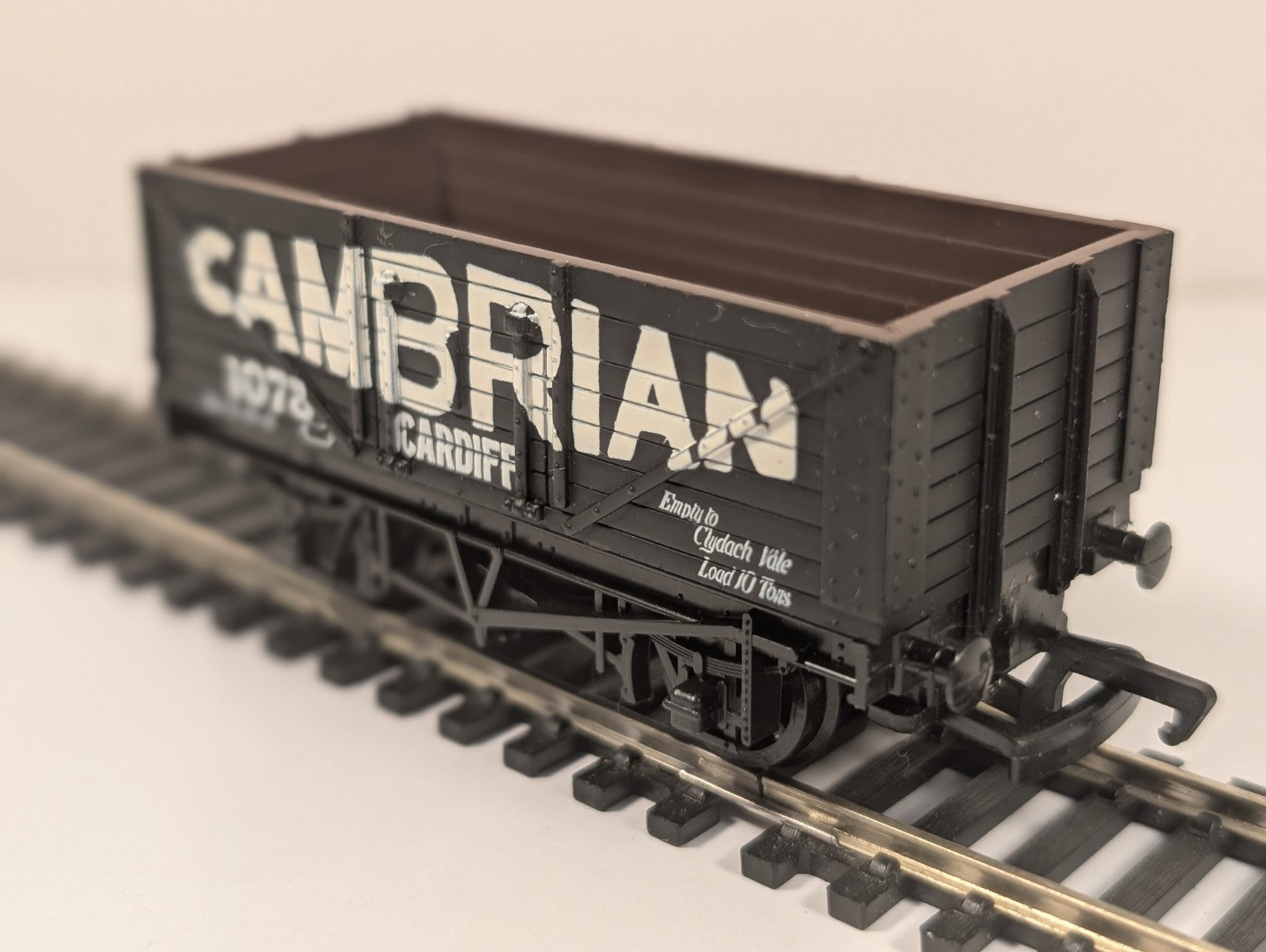 Mainline 37-169 OO Gauge 7 Plank Wagon Cambrian Cardiff