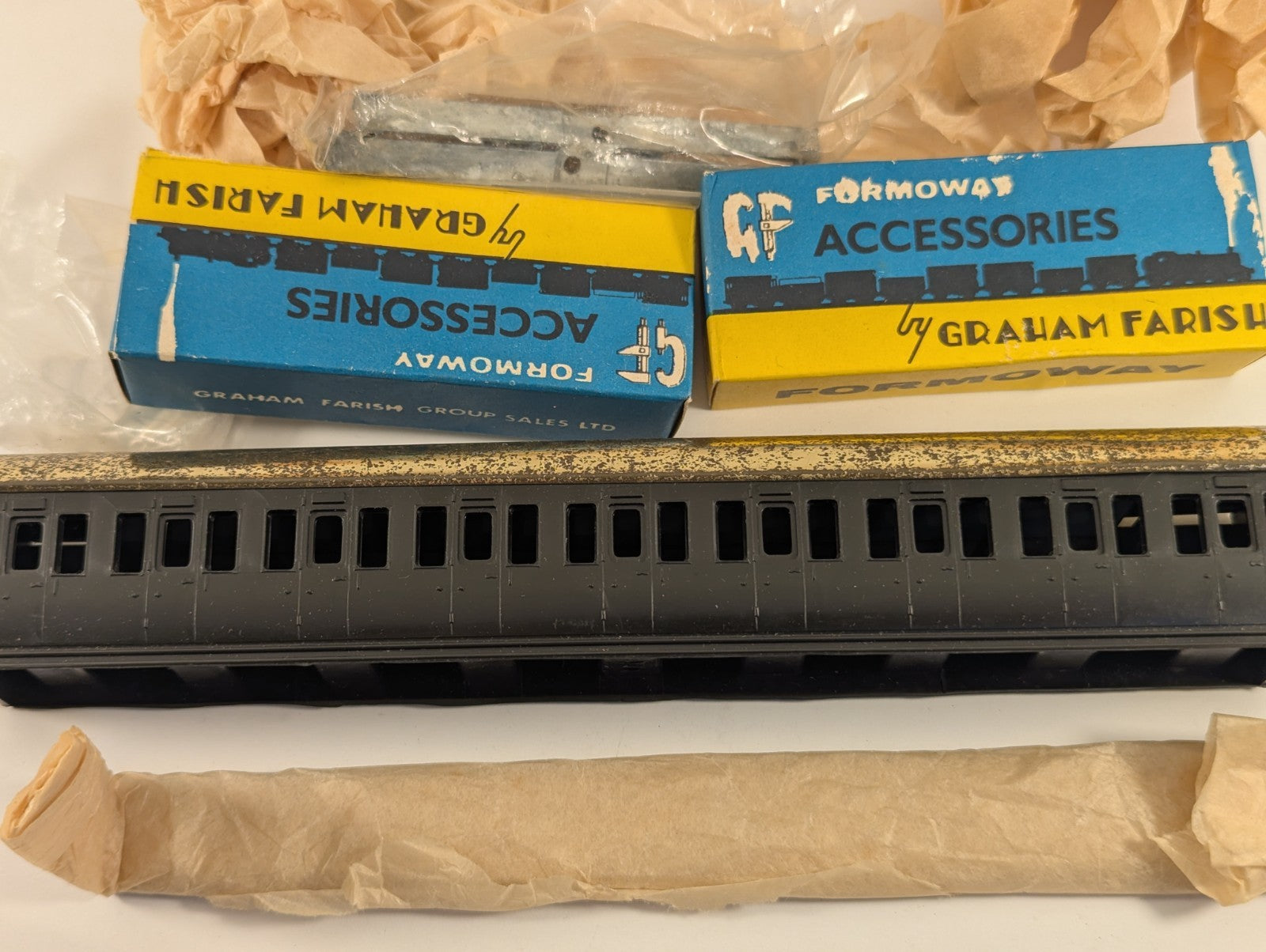 Graham Farish Suburban Model Railway Coach Kit