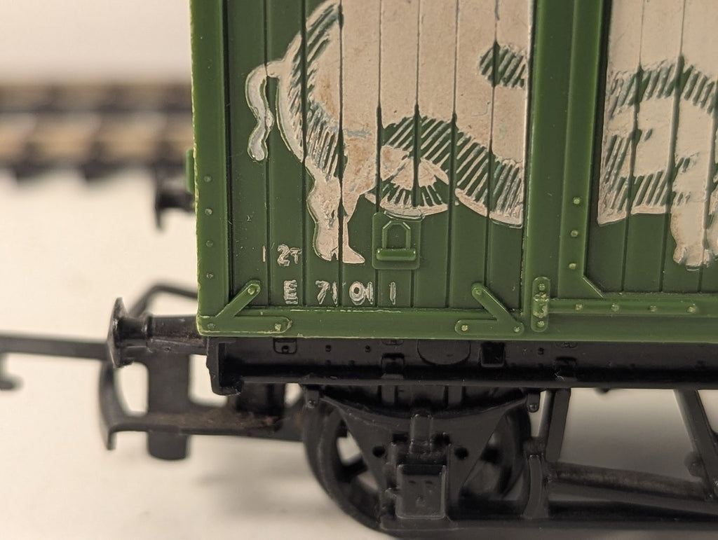 Hornby OO Gauge Prime Pork Ventilated Van Goods Wagon E71011 Prime Pork Green
