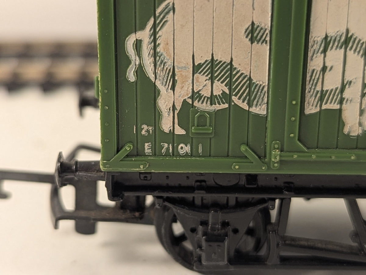 Hornby OO Gauge Prime Pork Ventilated Van Goods Wagon E71011 Prime Pork Green