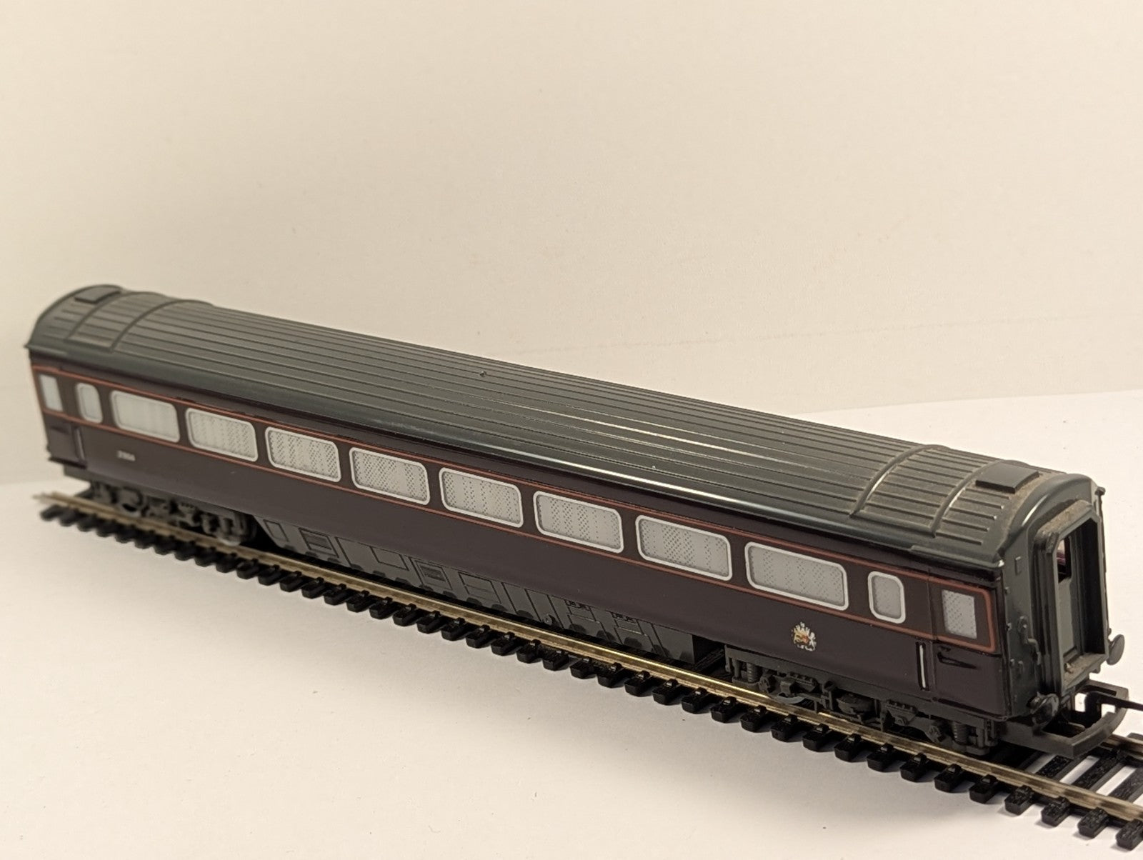 Hornby R439-0020 OO Gauge "The Duke's Saloon" Coach