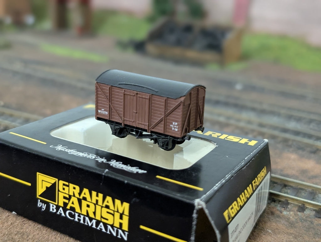 Peco NR-43B N Gauge BR Twin Vent Van W1127 - Missing Couplings