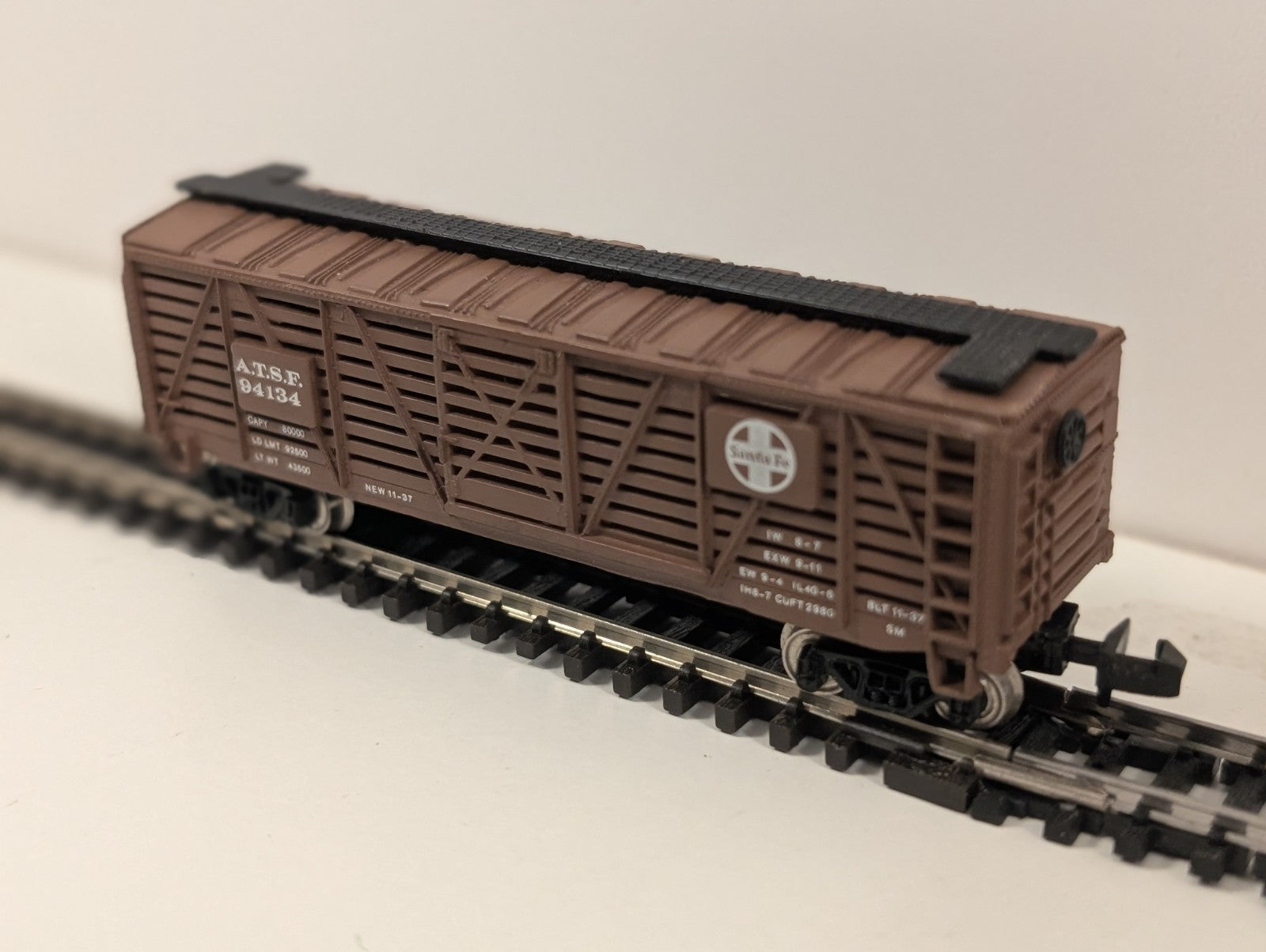 Bachmann 40' Single Door Stock Car “Santa Fe” No. 94134 – N Gauge