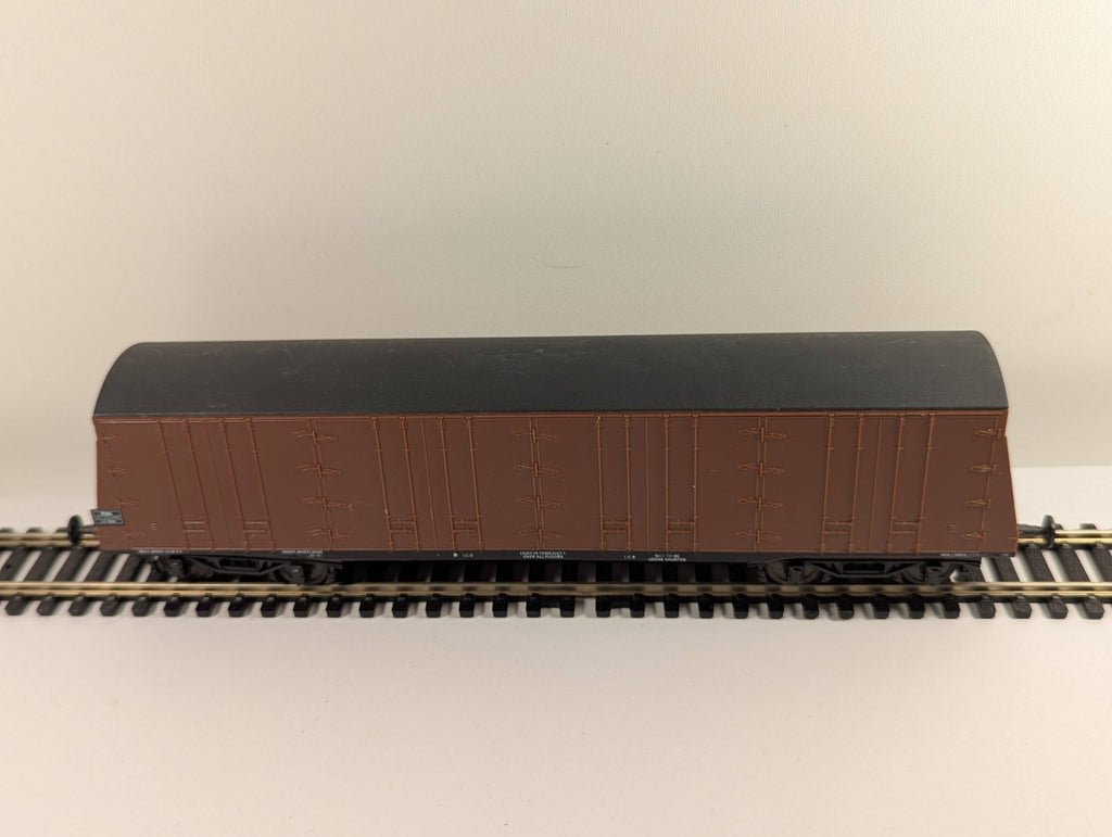 Lima 82T 'Procor' Bogie Pallet Van model railway wagon in BR Brown