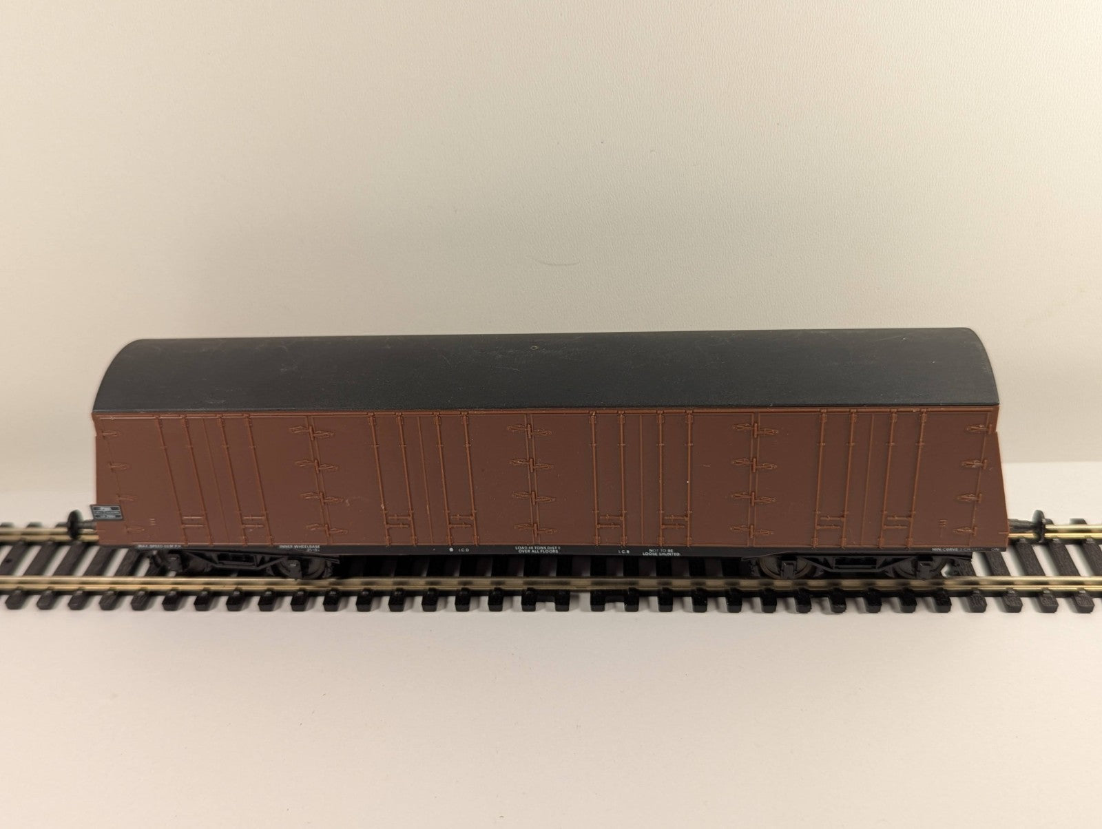Lima 82T 'Procor' Bogie Pallet Van model railway wagon in BR Brown