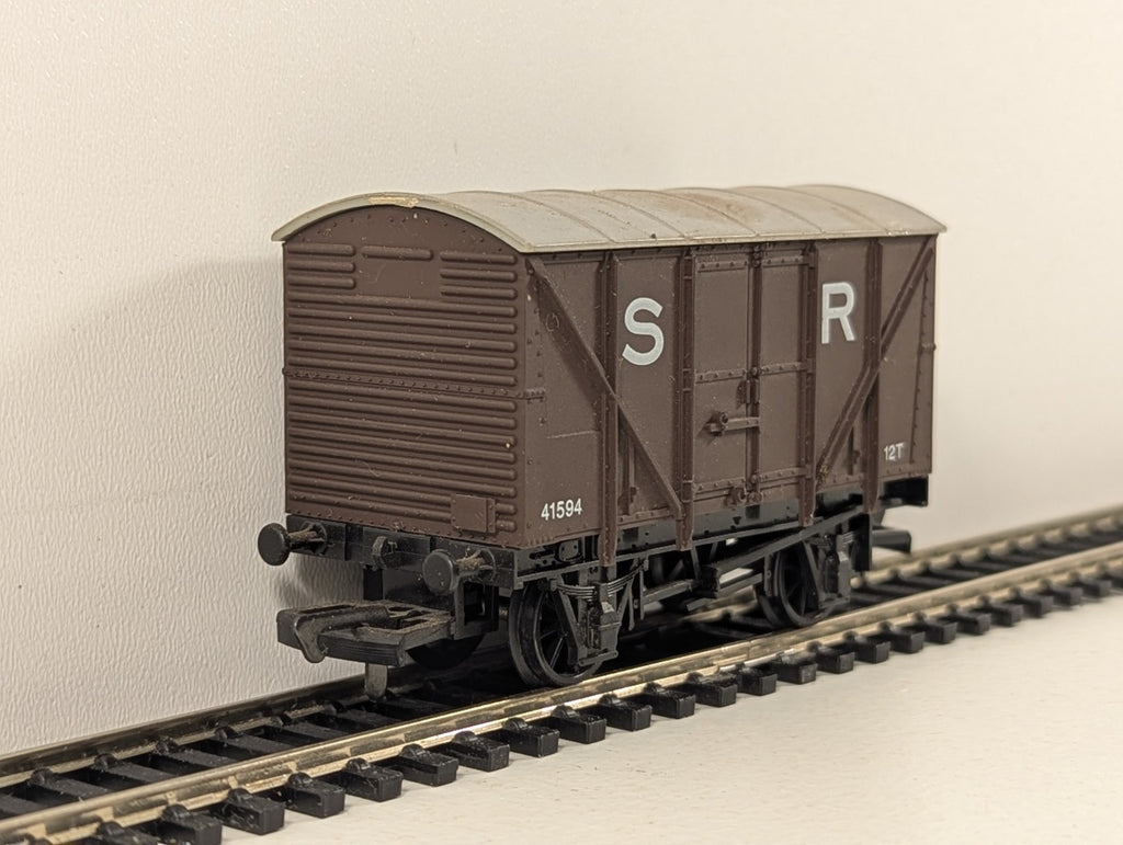 Dapol OO Gauge Southern Railway 12 Ton Van SR - Wrong Box