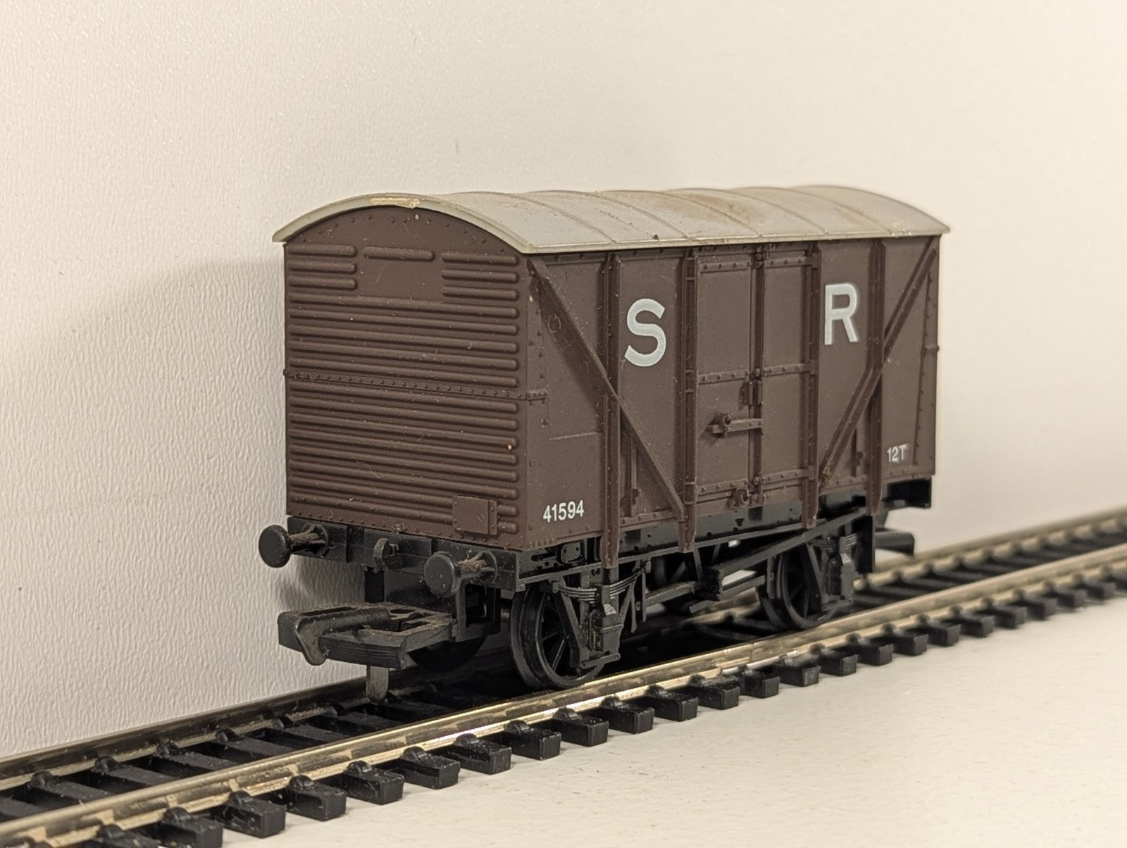 Dapol OO Gauge Southern Railway 12 Ton Van SR - Wrong Box