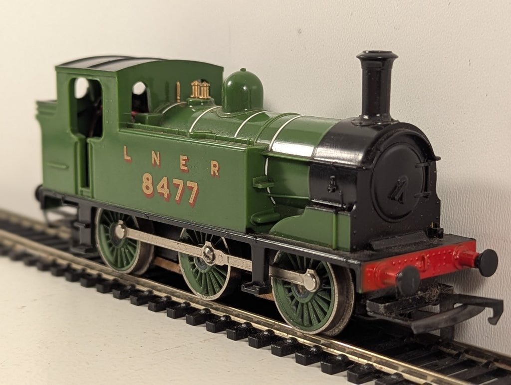 Hornby OO Gauge LNER Class J83 0-6-0T Locomotive 8477 LNER Green