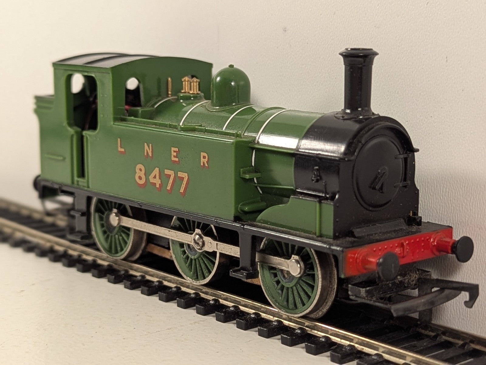 Hornby OO Gauge LNER Class J83 0-6-0T Locomotive 8477 LNER Green
