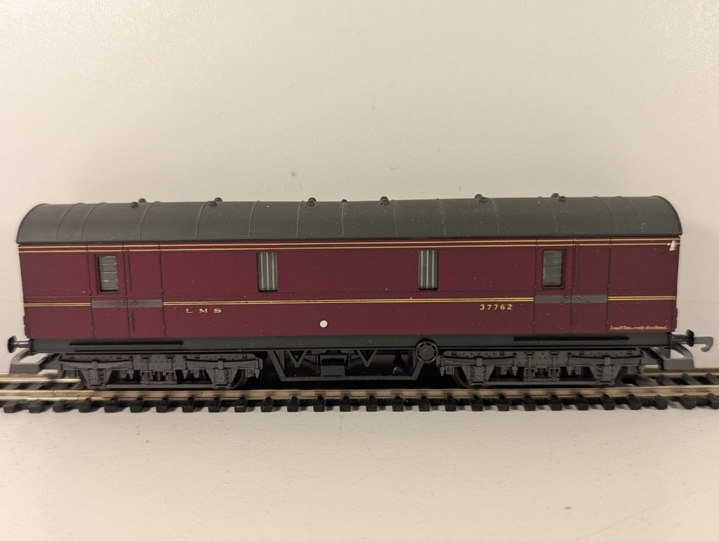Lima 305358 LMS Maroon GUV Bogie Parcels Van OO Gauge Boxed
