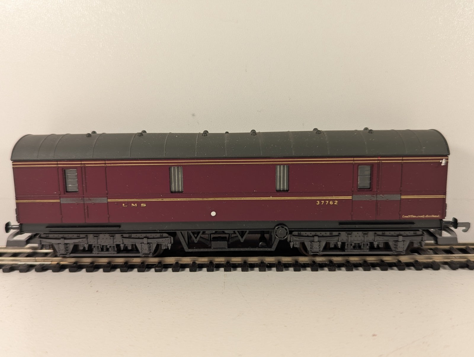 Lima 305358 LMS Maroon GUV Bogie Parcels Van OO Gauge Boxed