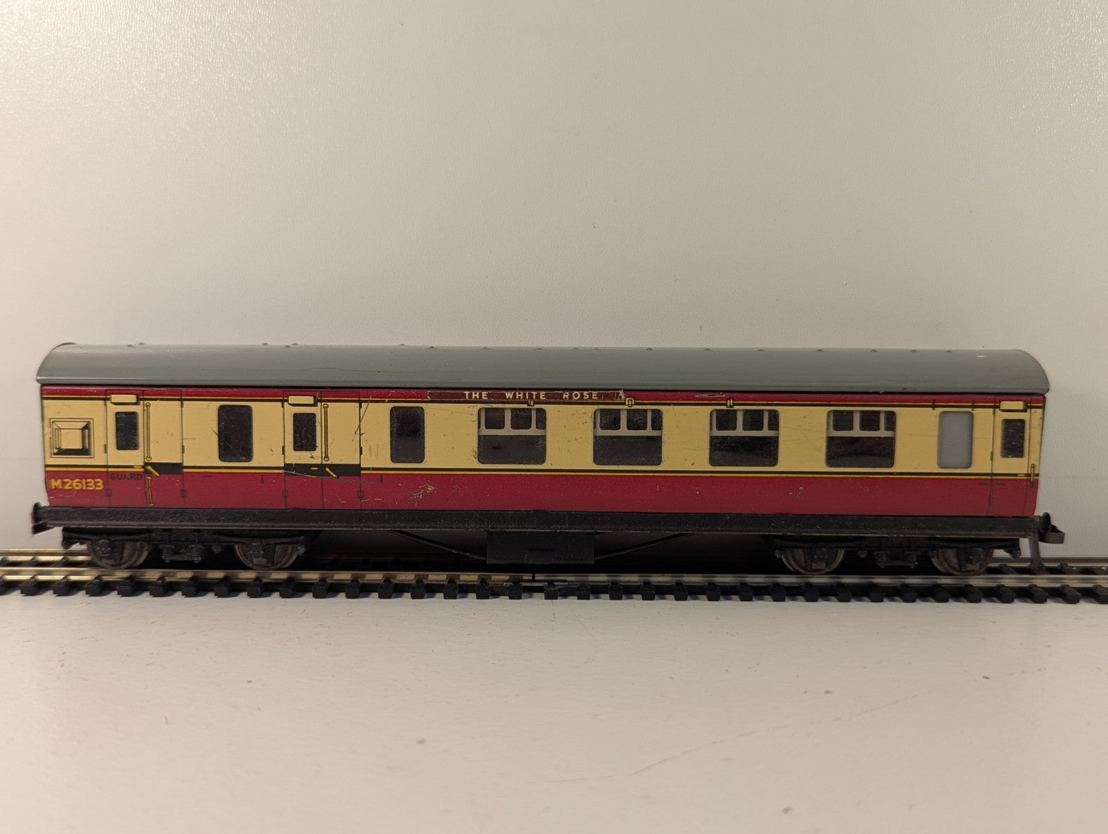 Hornby Dublo OO Gauge Tinplate Corridor Brake Coach "The White Rose"