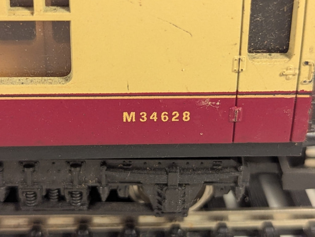 Lima OO Gauge BR Mk1 Corridor First Passenger Coach M34628 BR Crimson
