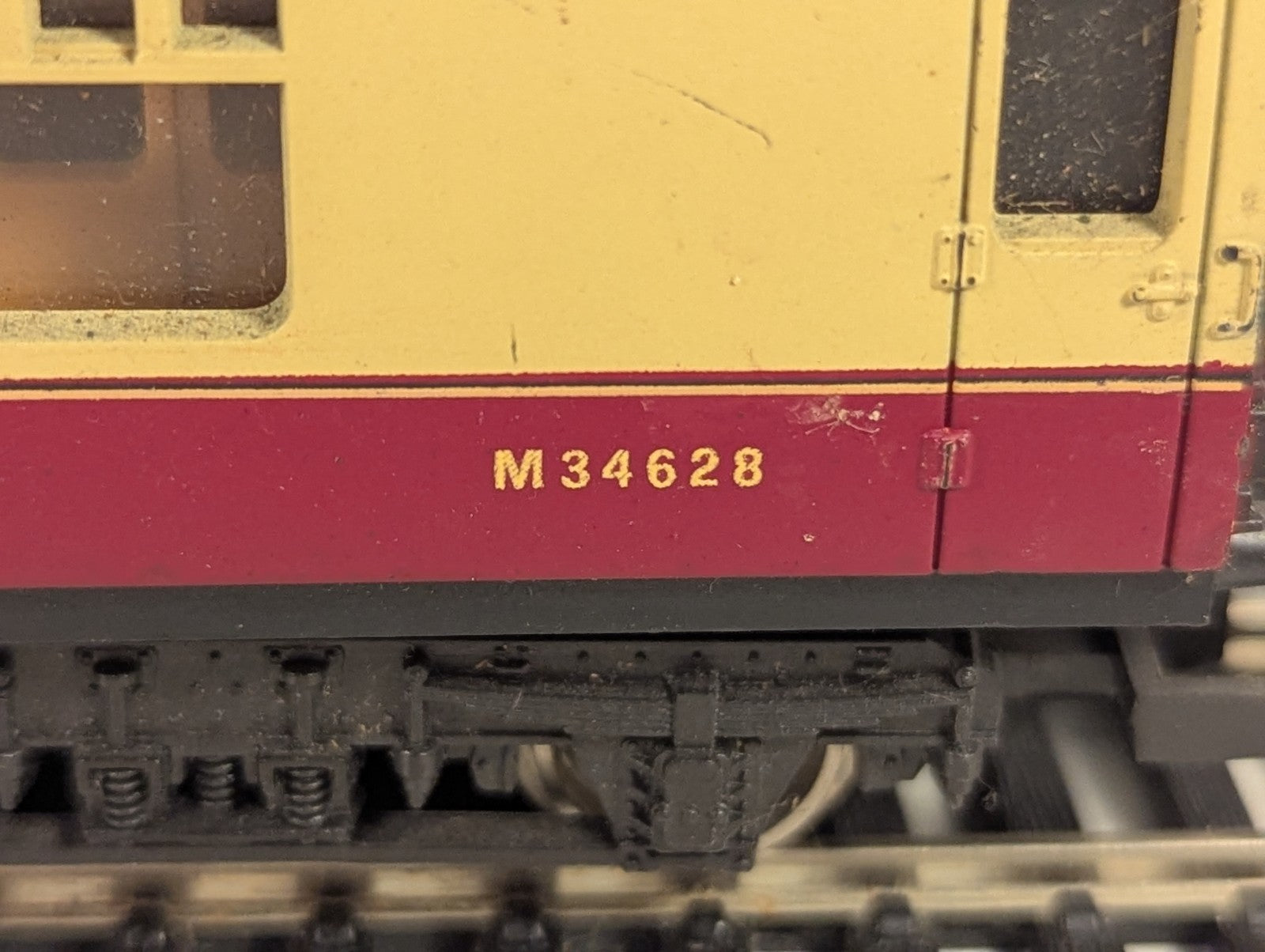 Lima OO Gauge BR Mk1 Corridor First Passenger Coach M34628 BR Crimson