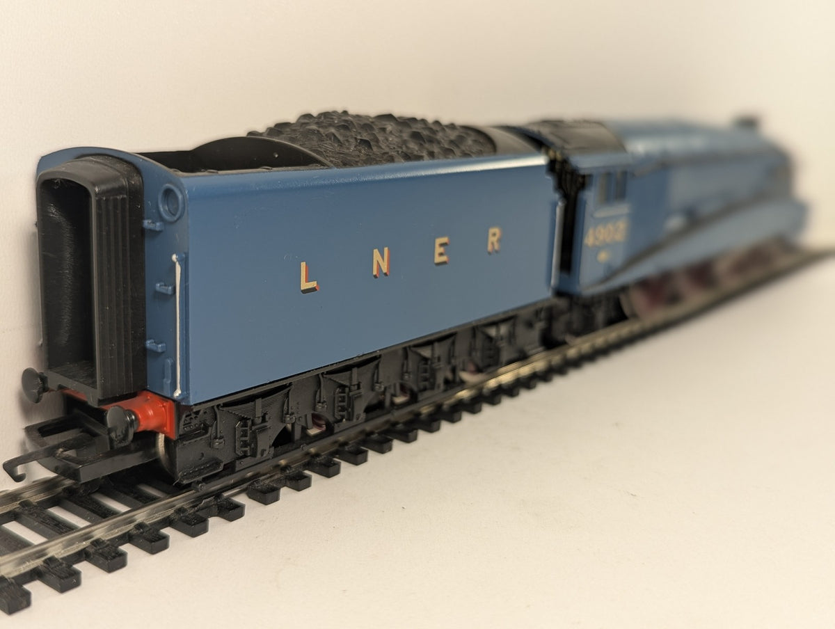 Hornby OO Gauge Class A4 'Seagull' Steam Locomotive 4902 LNER Garter Blue R372