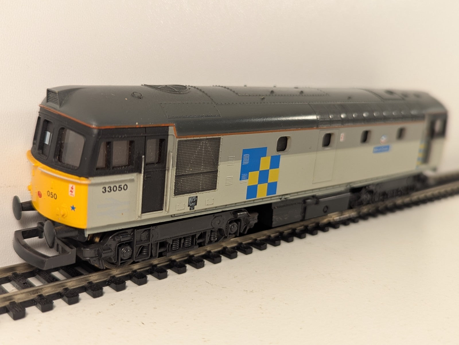 Lima 208108L Class 33 33050 “Isle of Grain” Railfreight Construction Grey