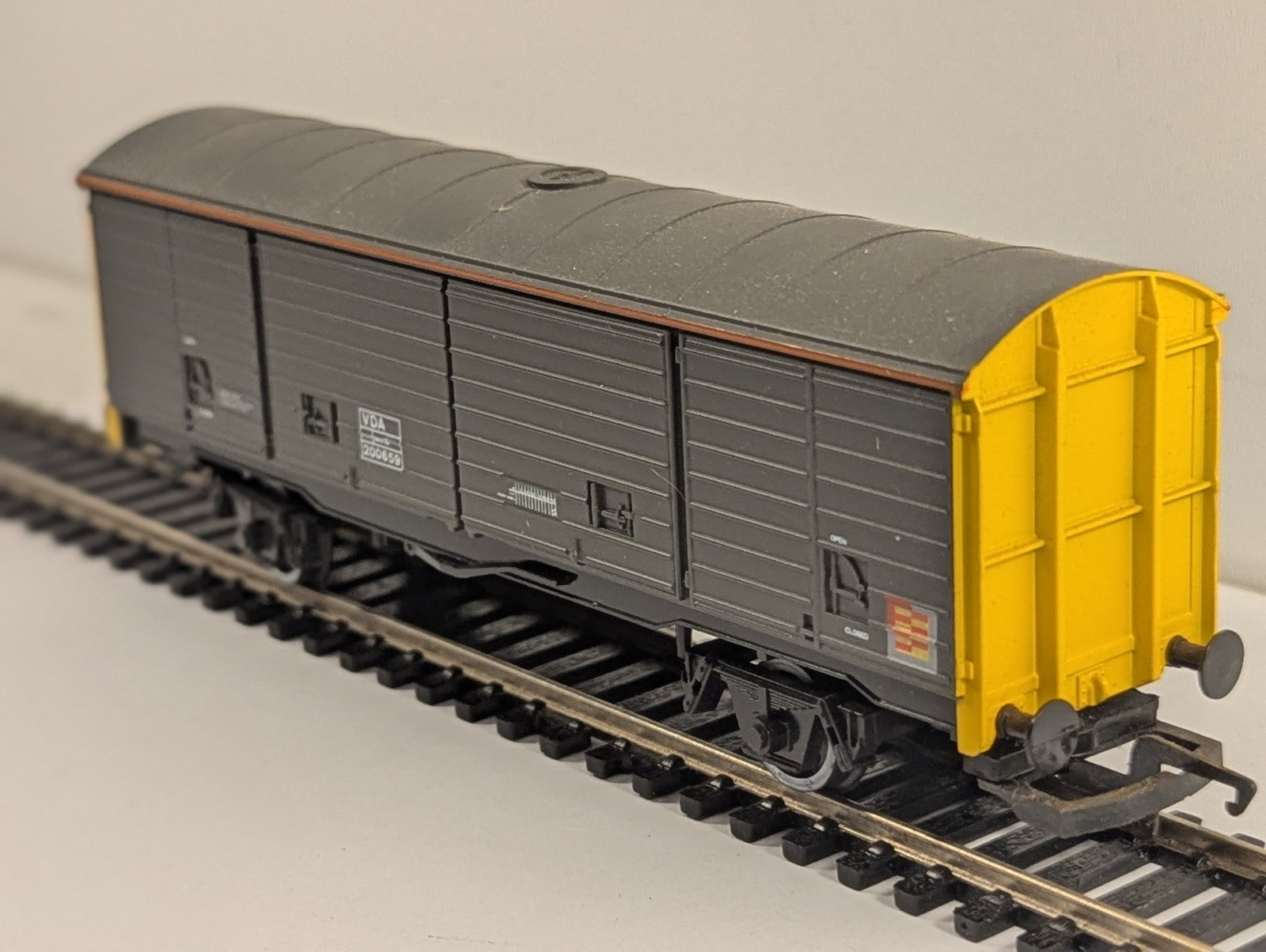 Hornby R235 OO Gauge BR Railair VDA Sliding Wall Van 200659