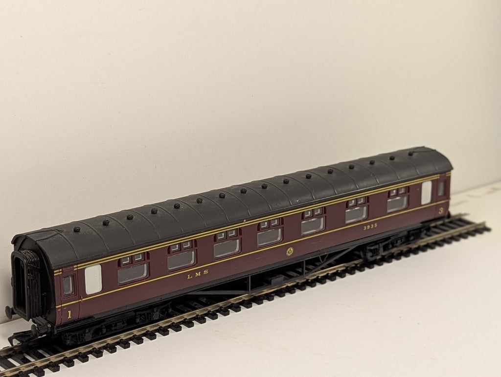 Airfix 54202 OO Gauge LMS 60ft Corridor 1st and 3rd Composite Coach