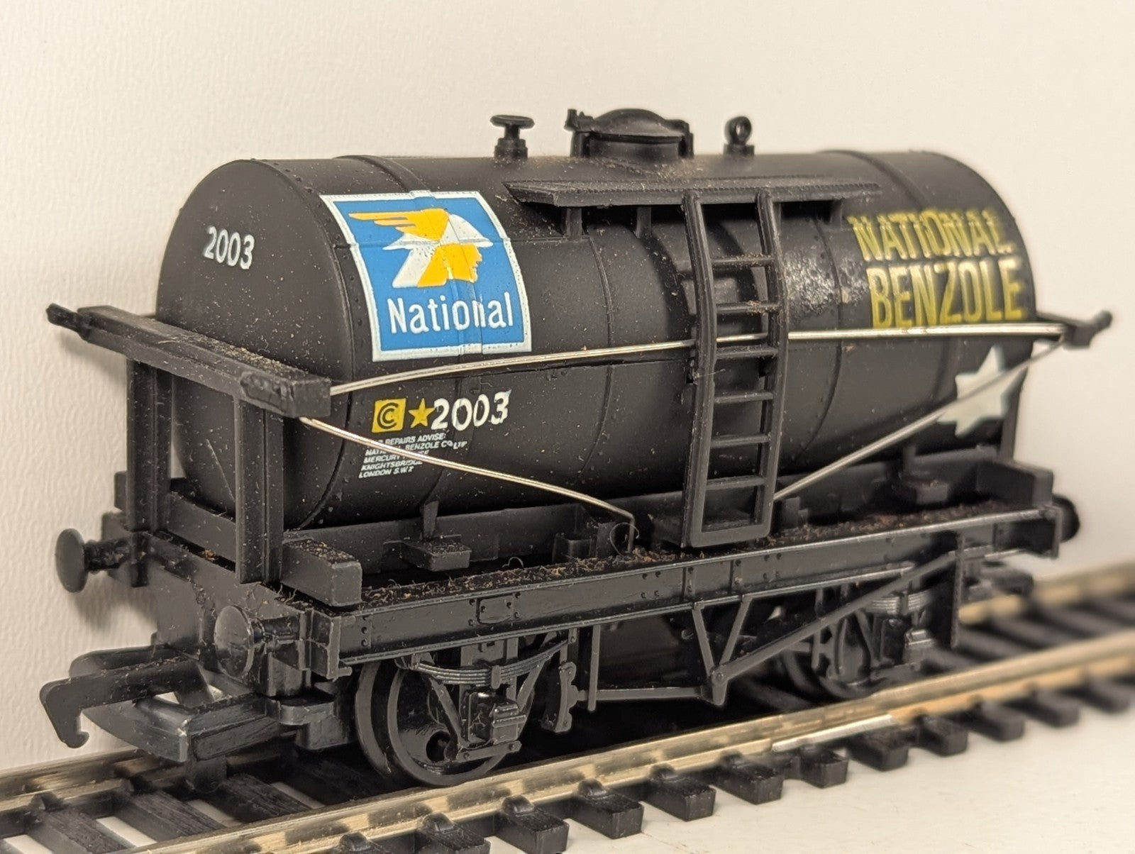Mainline Railways 37-146 OO Gauge National Benzole Tank Wagon