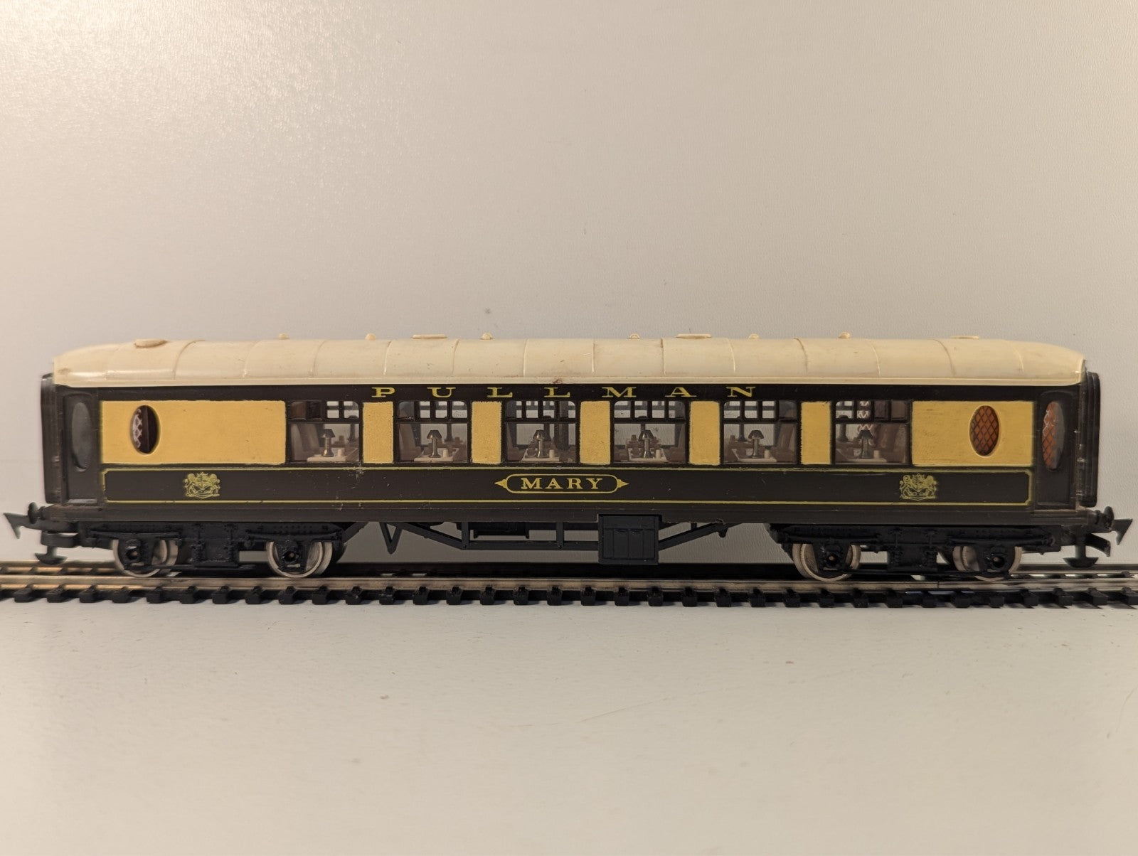 Tri-ang Railways R228 OO Gauge Pullman Coach "Mary"