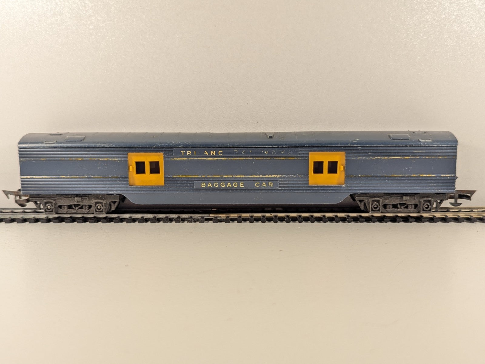 Tri-ang R134 OO Gauge Transcontinental Baggage Coach