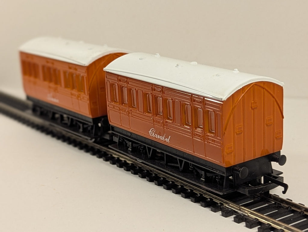 Hornby OO Gauge Thomas & Friends Annie and Clarabel Passenger Coaches Orange