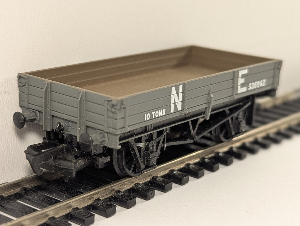 Mainline OO Gauge 3 Plank Wagon Goods Wagon 535962 NE Grey 937379