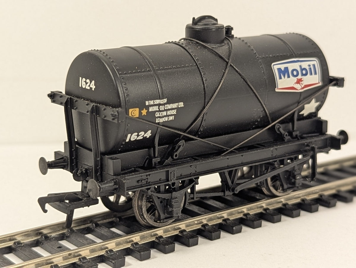 Bachmann OO Gauge 14 Ton Tank Wagon with Large Filler Mobil Oil Goods Wagon 1624