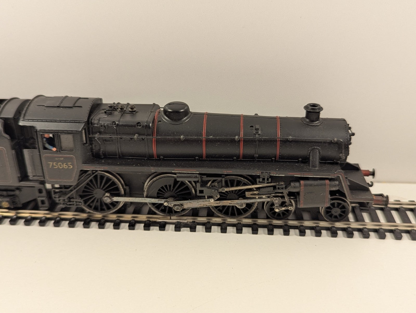 Bachmann 31-108 OO Gauge BR Standard Class 4MT 4-6-0 – No. 75063 (BR Black)