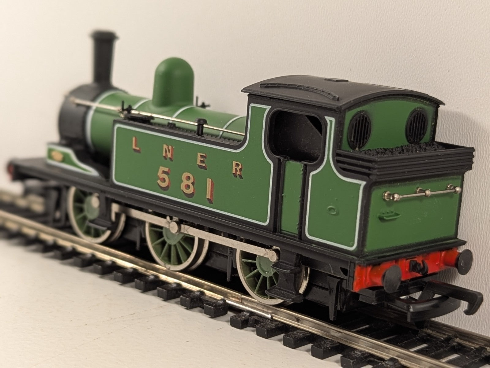 Mainline OO Gauge LNER Class J72 0-6-0T 581 Tank Locomotive