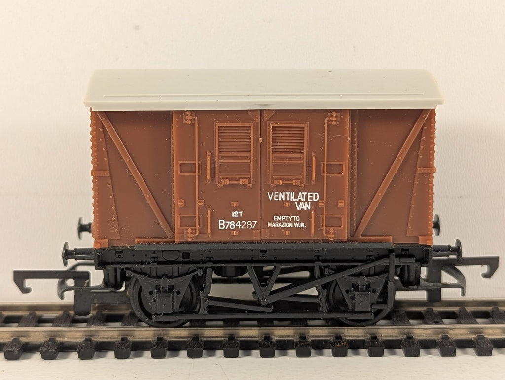 Hornby R205 OO Gauge BR 12 Ton Ventilated Van