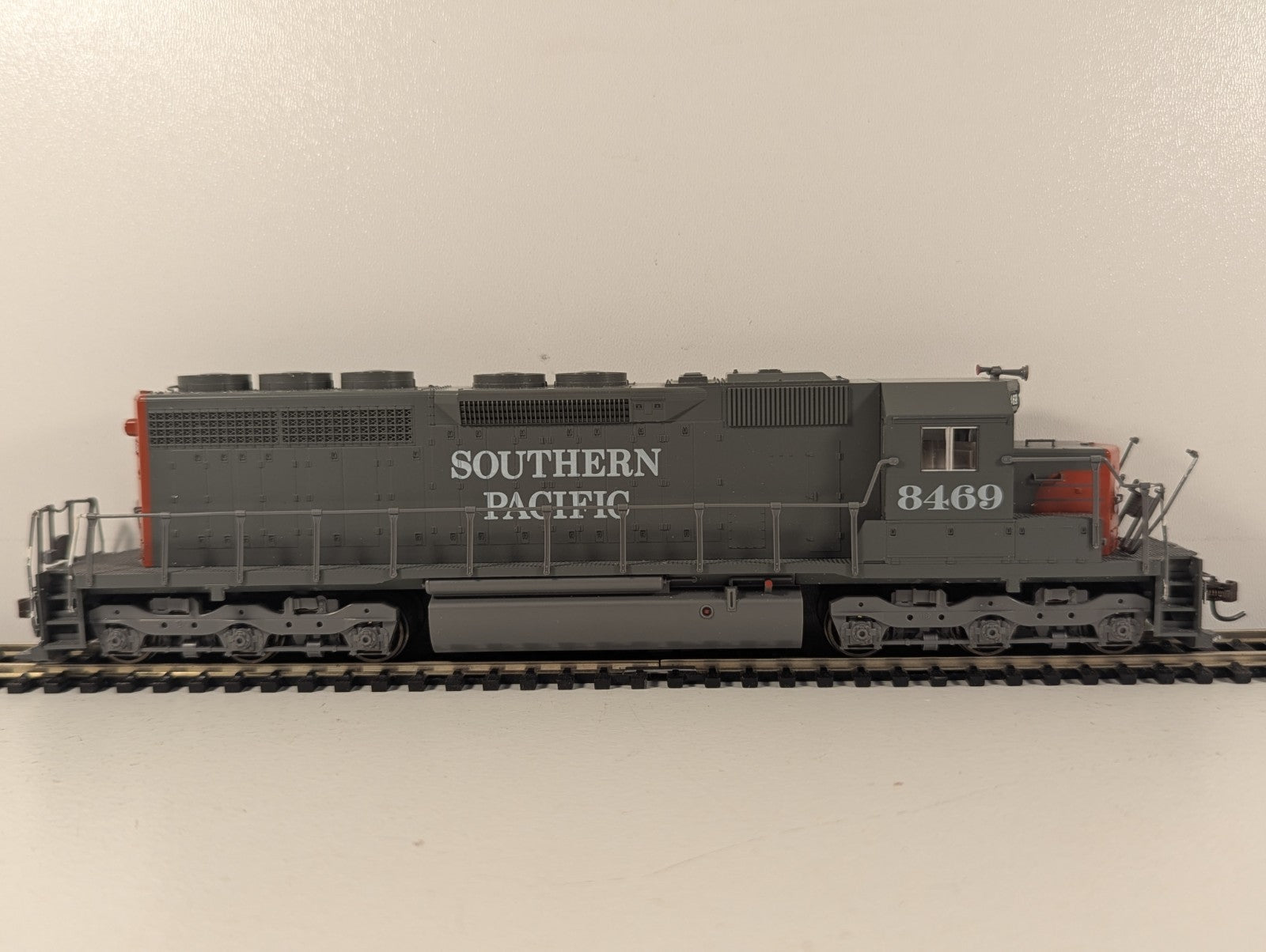 Kato HO Scale EMD SD40 Southern Pacific 8469 Diesel Locomotive