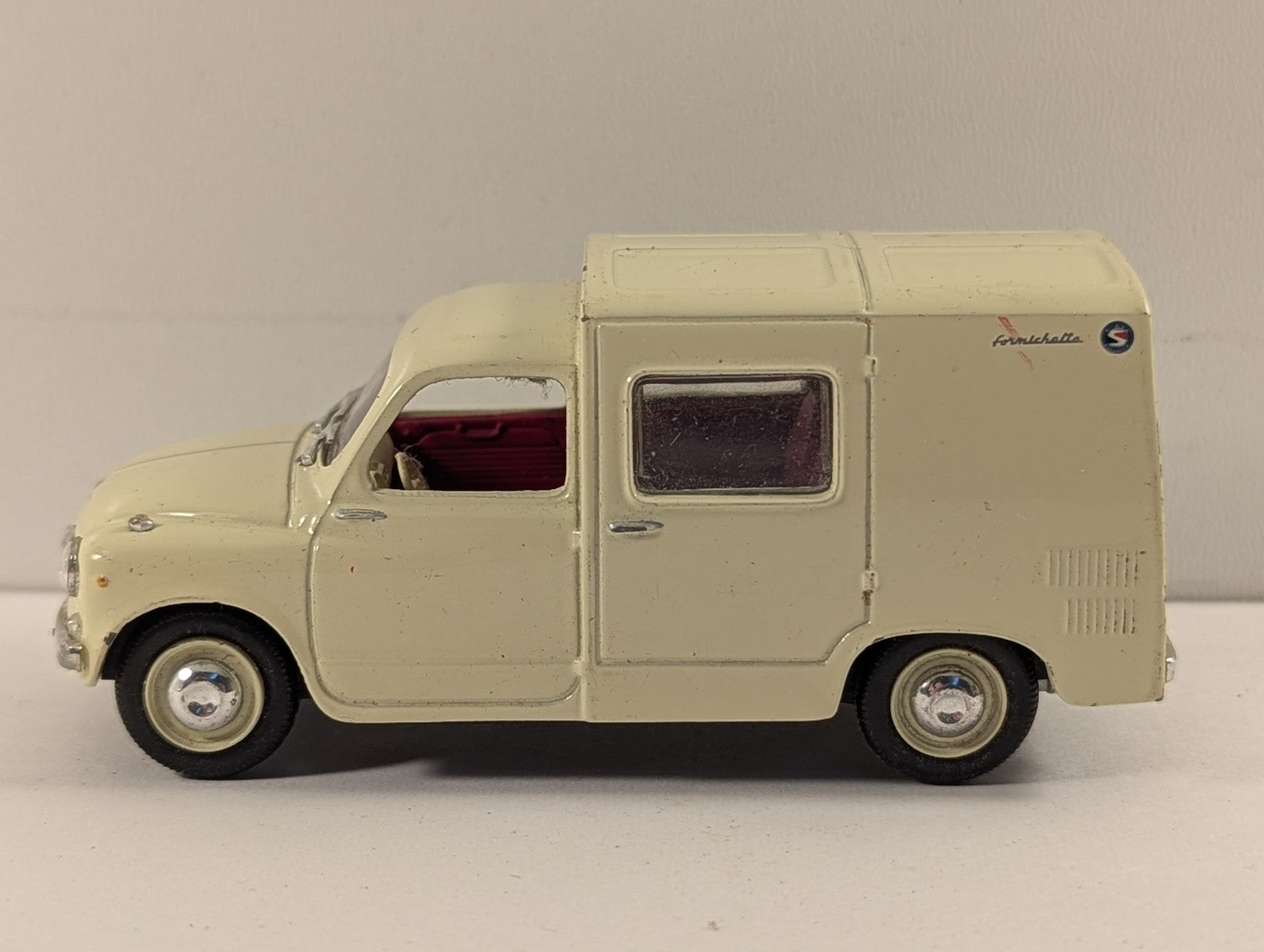 Solido 1:43 Siata Formichetta 1964 Die-cast Vehicle T 36403 Cream