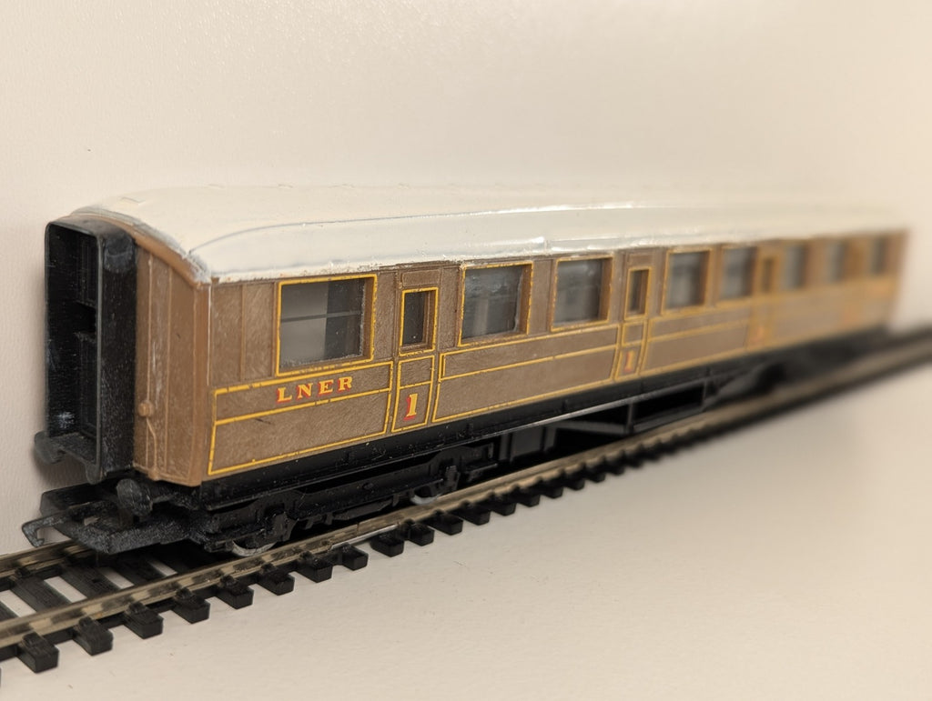 Hornby OO Gauge LNER Teak Composite Coach No. 22356 – Repainted Roof