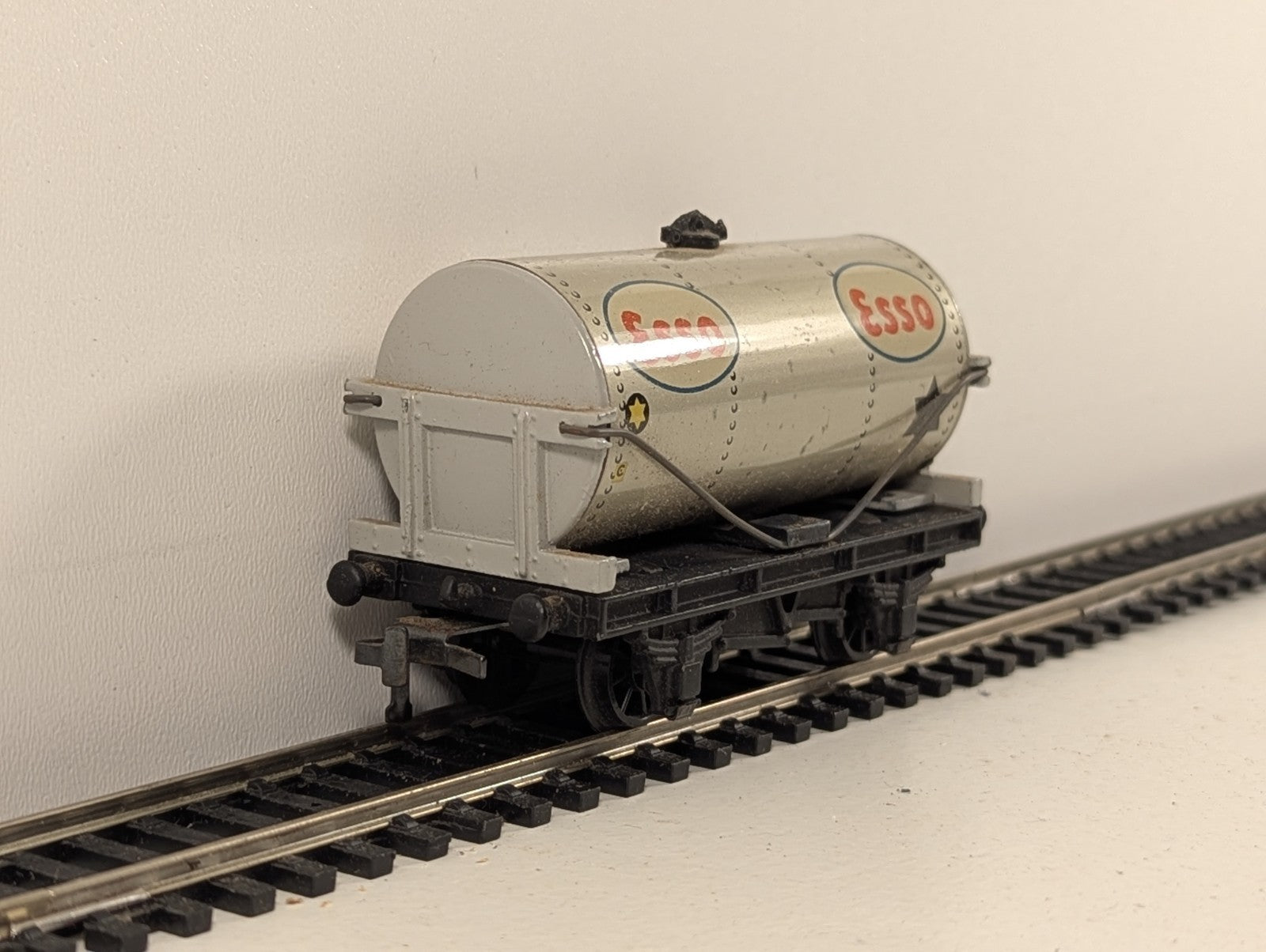 Hornby Dublo 32081 OO Gauge D1 ESSO Petrol Tank Wagon - Boxed