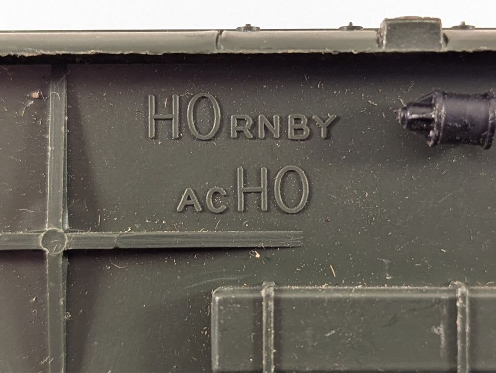 Hornby-Acho SNCF 1st Class Passenger Coach Green HO Gauge - Missing Coupler