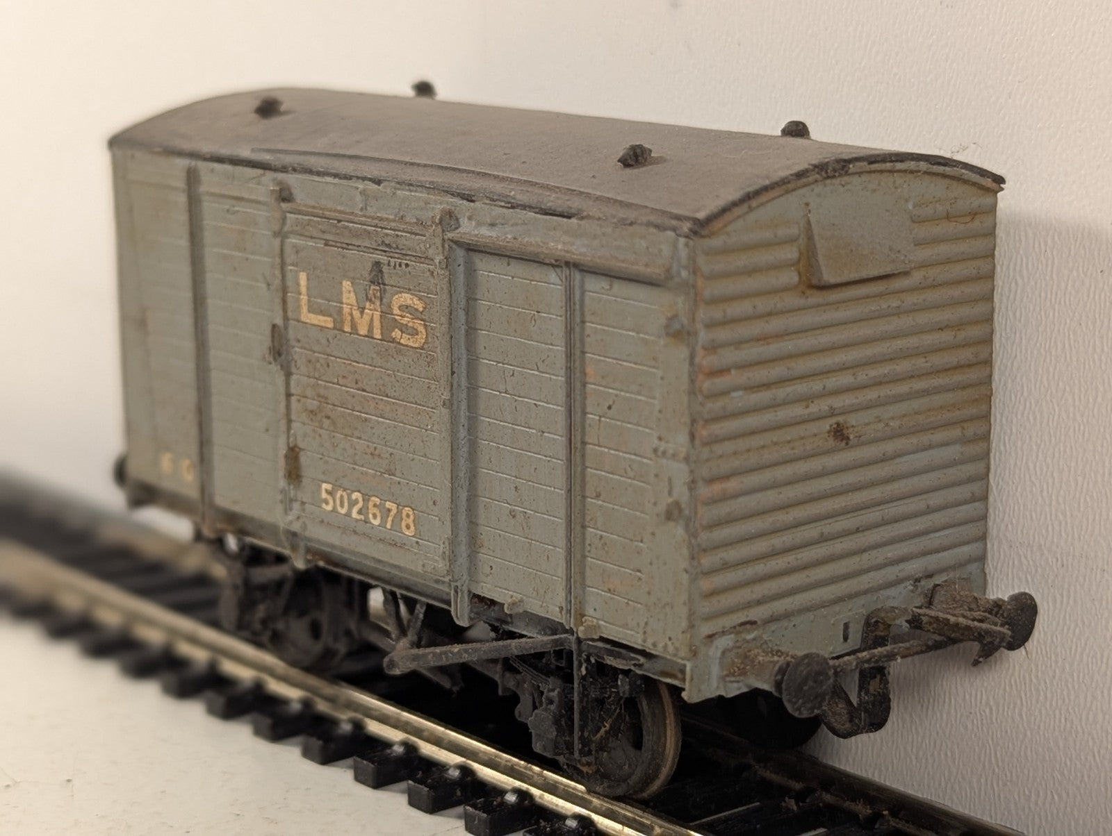 Kit Built OO Gauge LMS 12t Corrugated End Box Van Goods Wagon 502678 LMS
