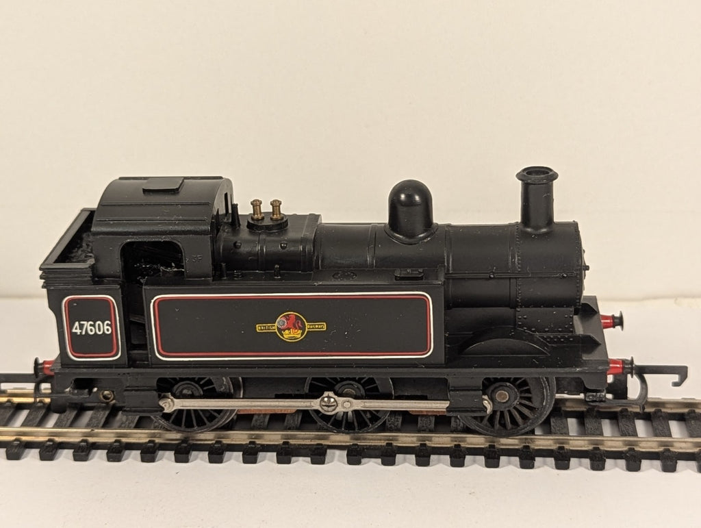 Tri-ang Hornby R52 OO Gauge Class 3F Jinty 0-6-0T – Damaged Crest and box