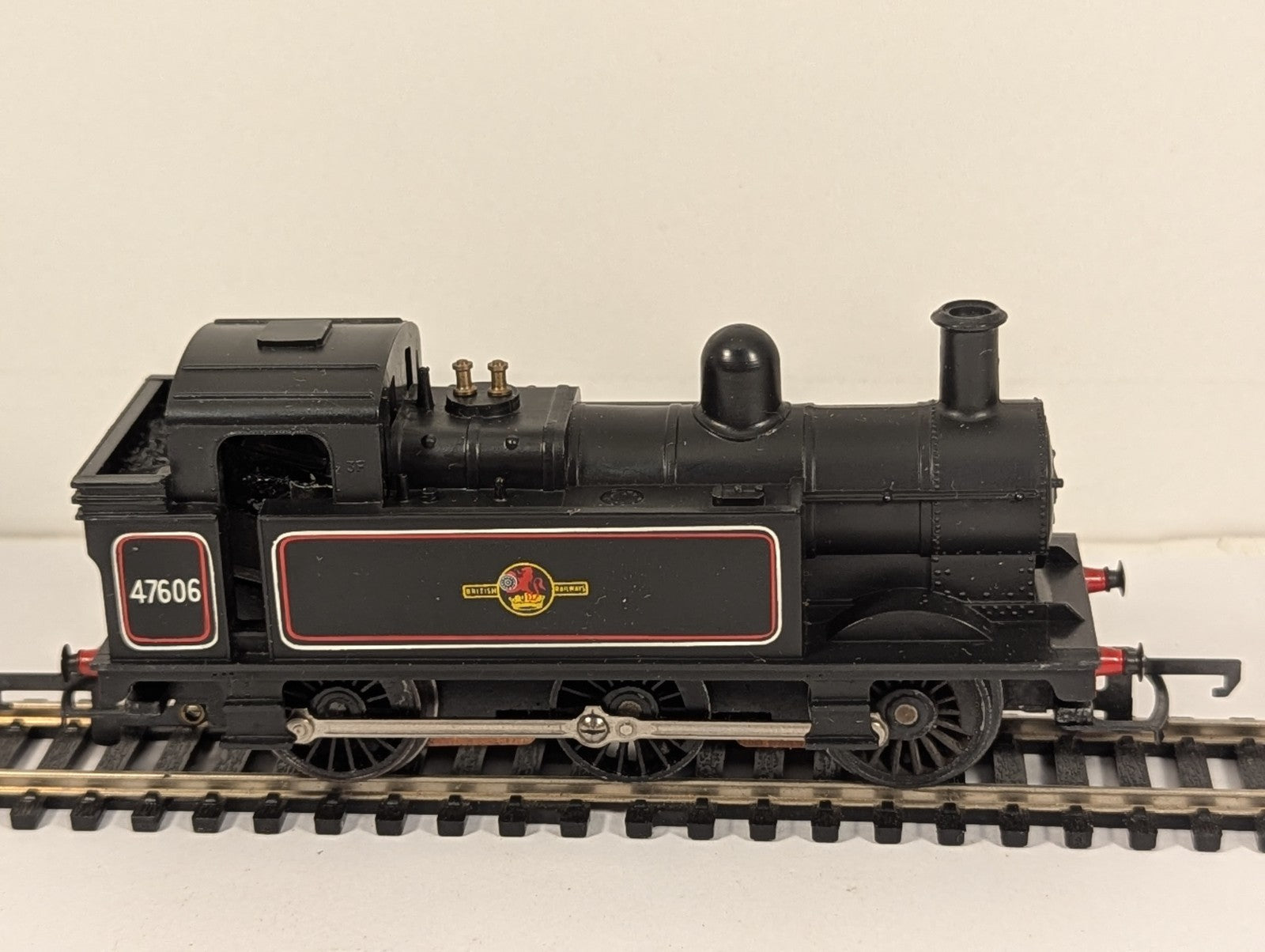Tri-ang Hornby R52 OO Gauge Class 3F Jinty 0-6-0T – Damaged Crest and box