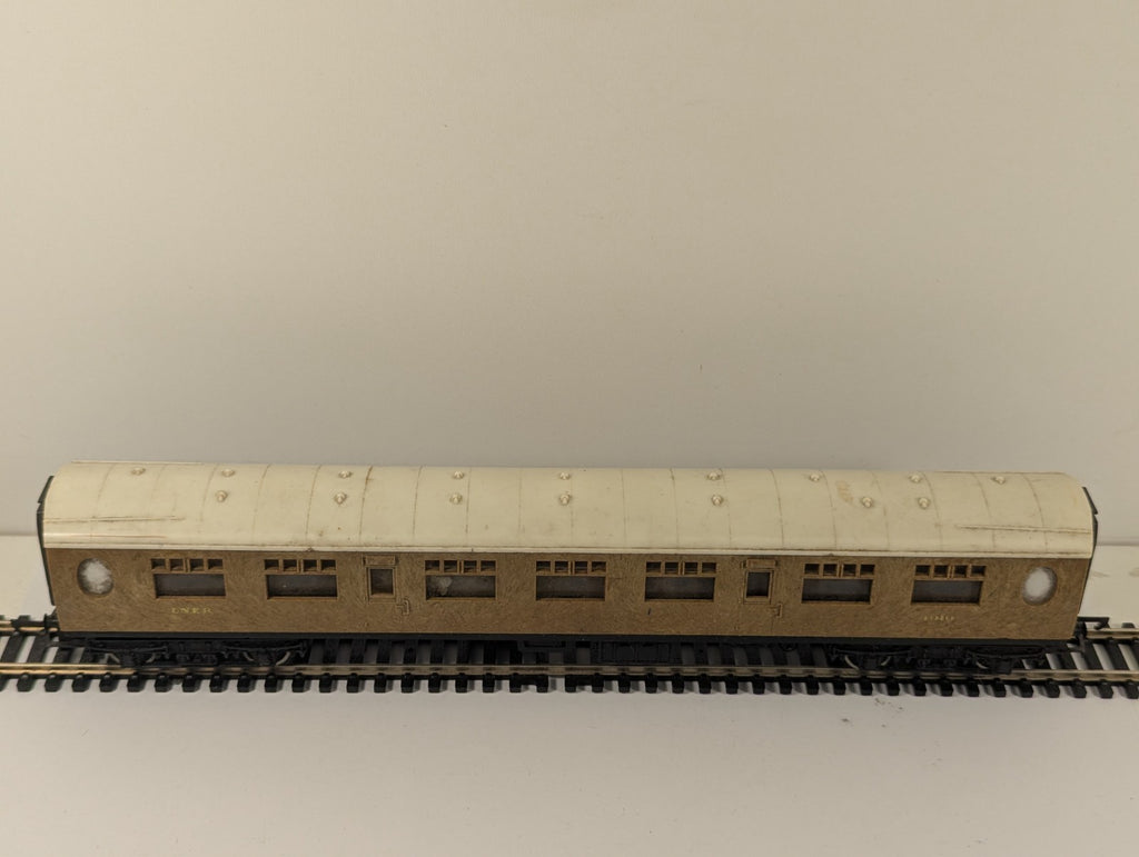 Hornby OO Gauge LNER Thompson Teak Brake Third Coach