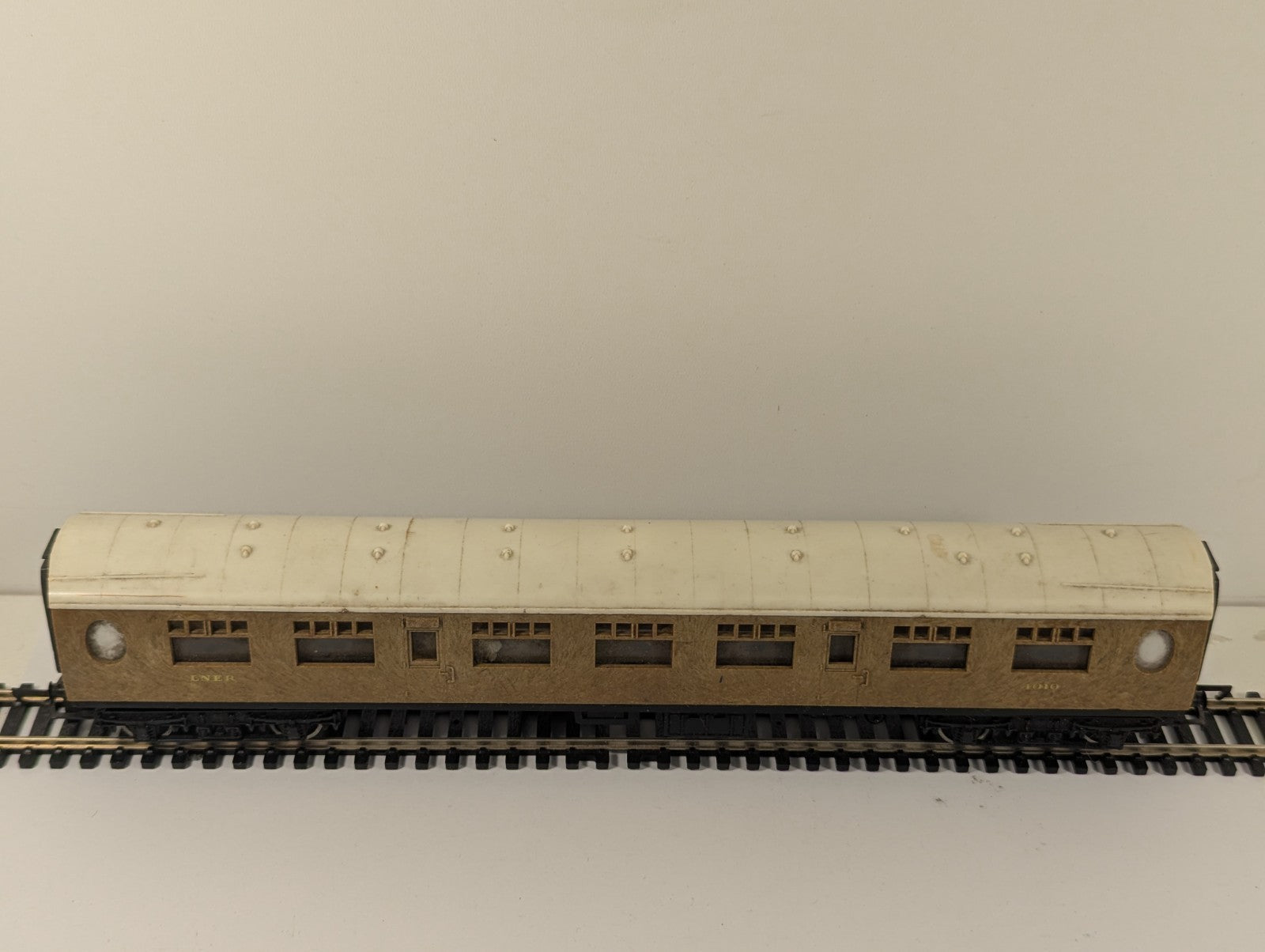 Hornby OO Gauge LNER Thompson Teak Brake Third Coach