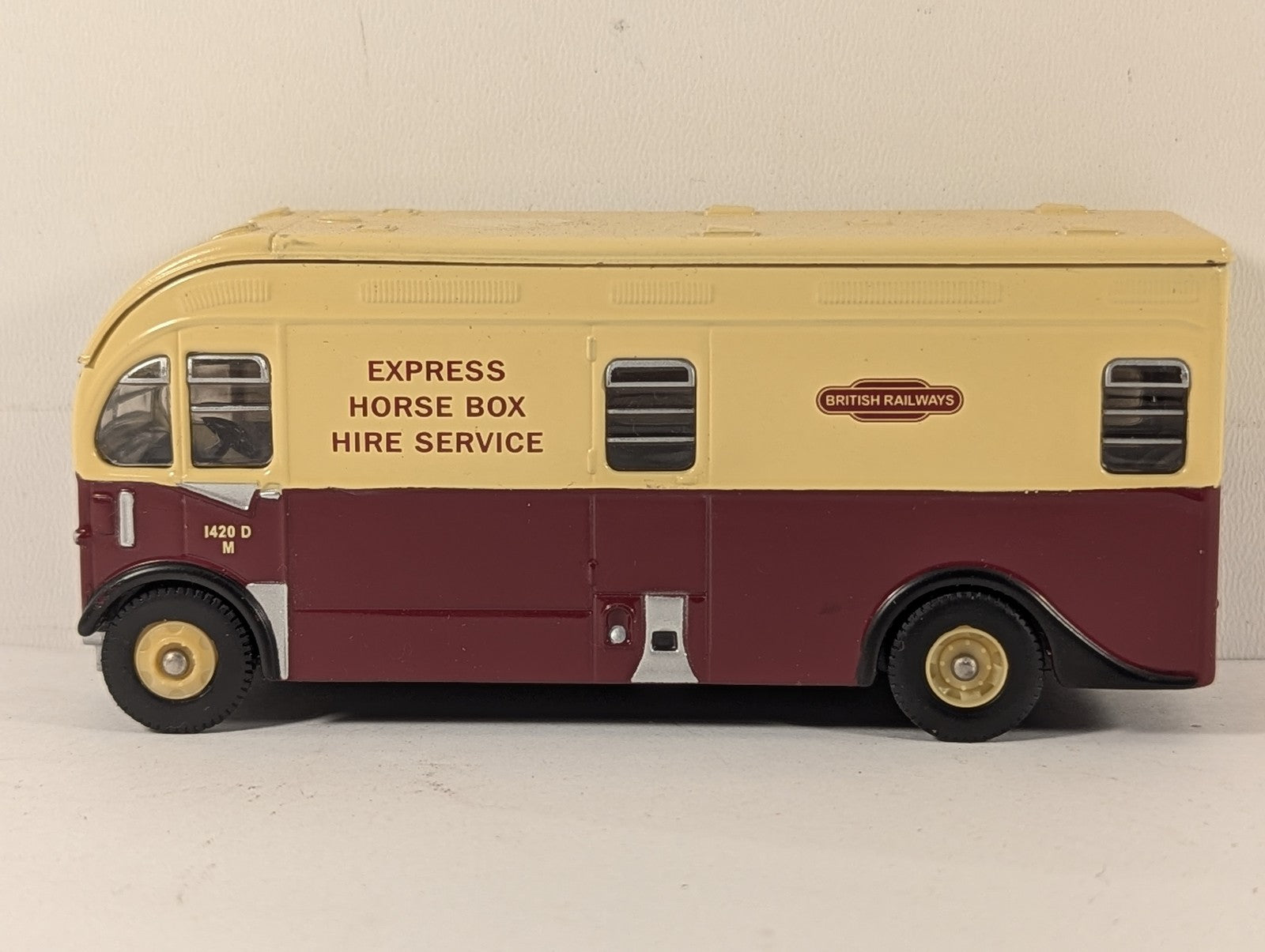 Corgi 1:76 Scale Harrington Horsebox Road Vehicle 1420 D M