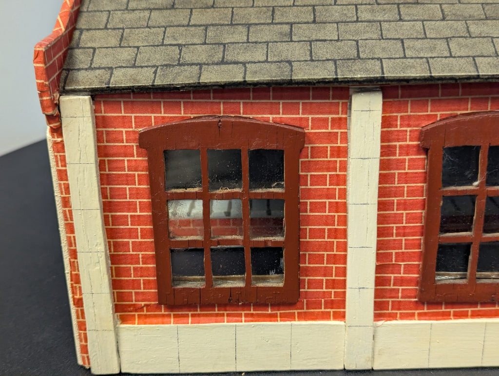 O Gauge Stunning Engine Shed with Platform and Built-In Lights